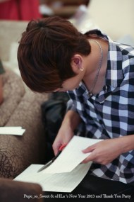 น้องตั้มกำลังช่วยตัดฉลากรายชื่อ